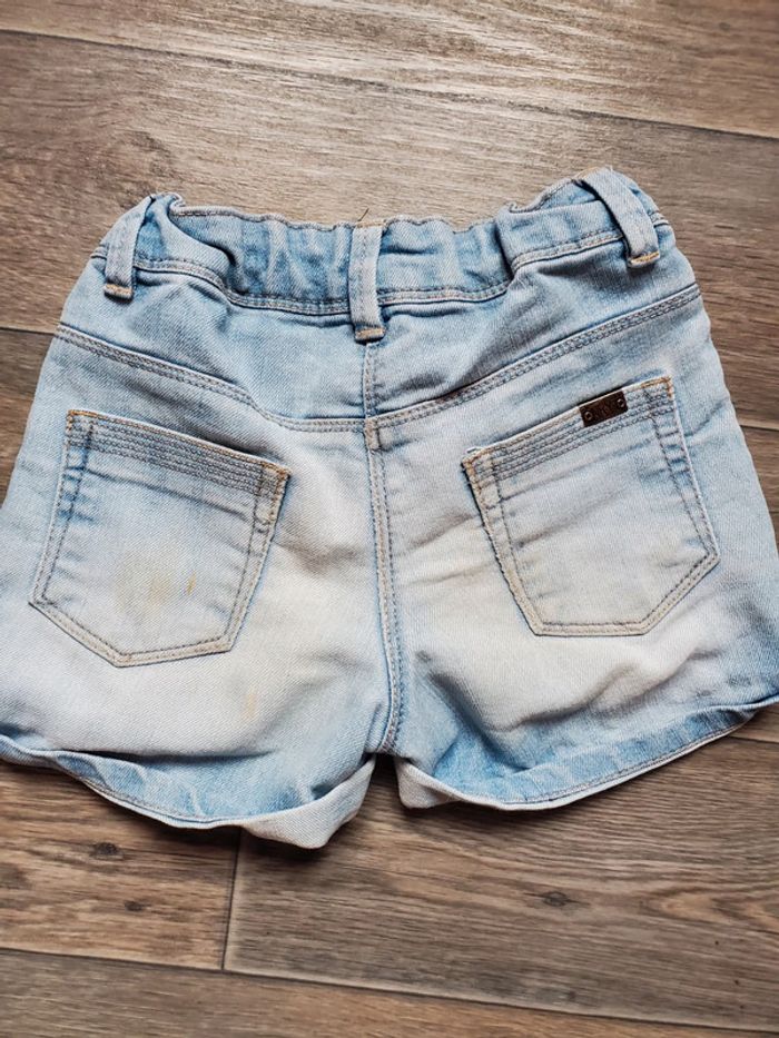 Short taille 6 ans bon état mais taché Kiabi - photo numéro 2