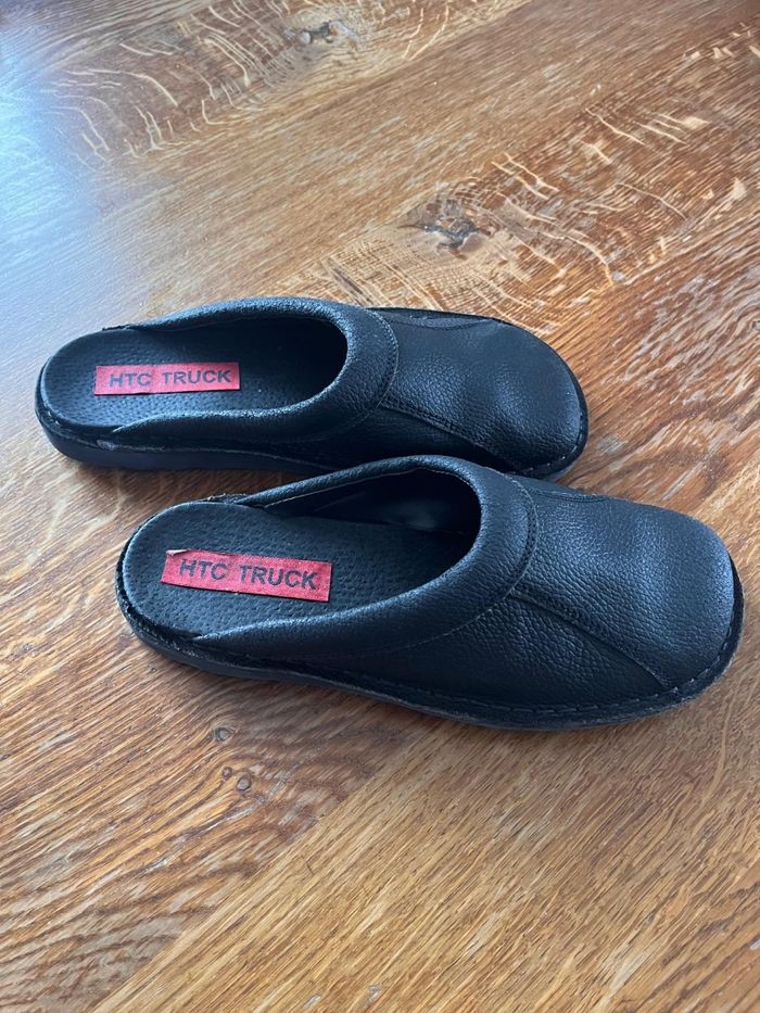 HTC Chaussures Clack en cuir noires,  Pointure 40