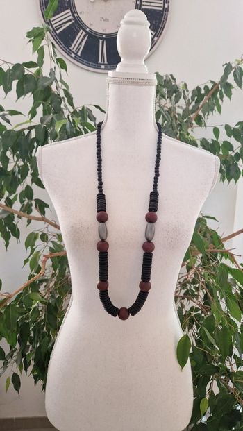 Collier perles en bois.