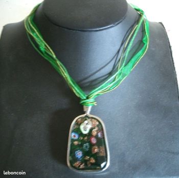 Collier - cordon coton et organza Fermoir mousqueton Pendentif en verre et métal argenté