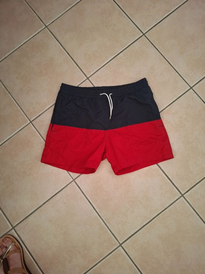 Short de bain av 2 poches (av fermeture) et cordon