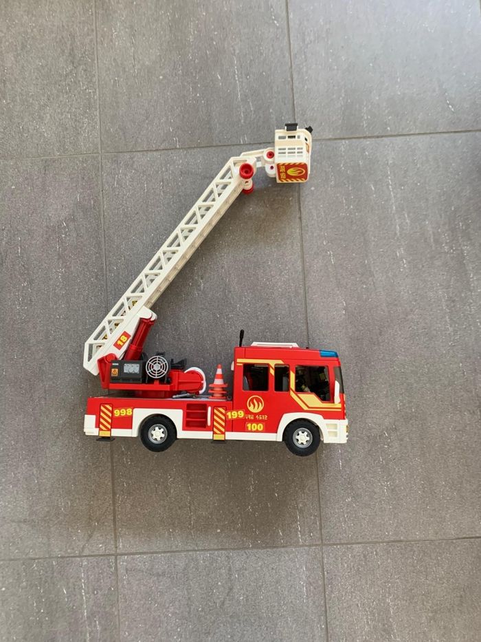 Playmobil camion de pompier avec son pompier - photo numéro 3