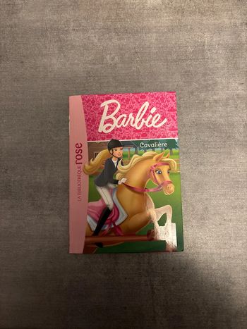 Livre la bibliothèque, Rose Barbie cavalière