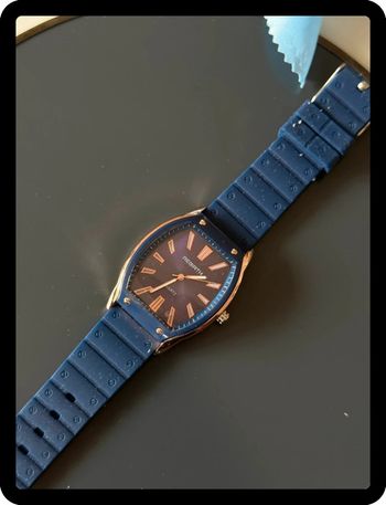 Montre bleue à cadran bleu