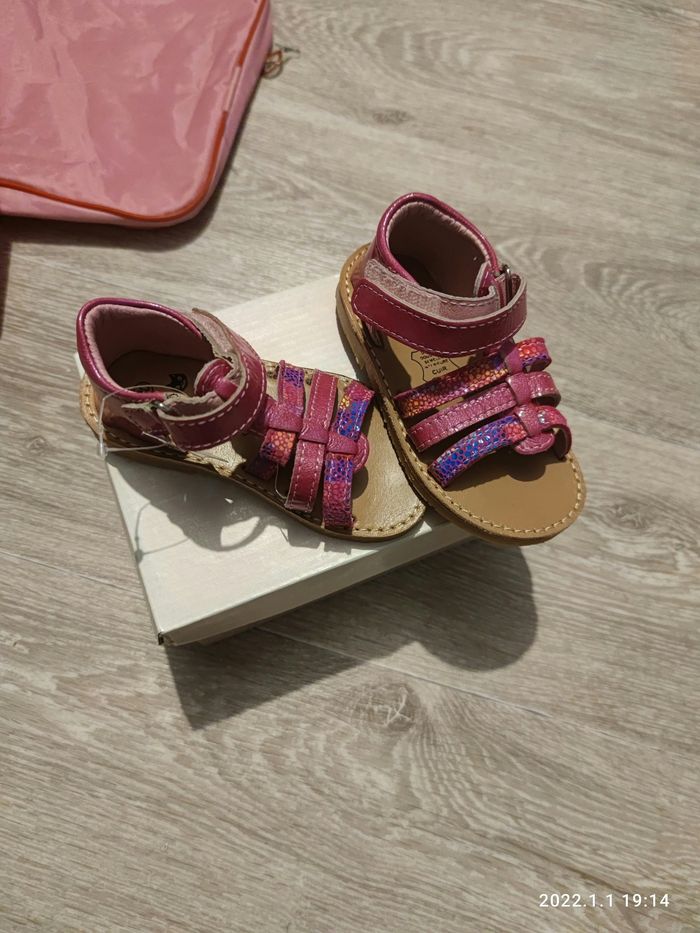 Vend des chaussures sandalettes poiture 20