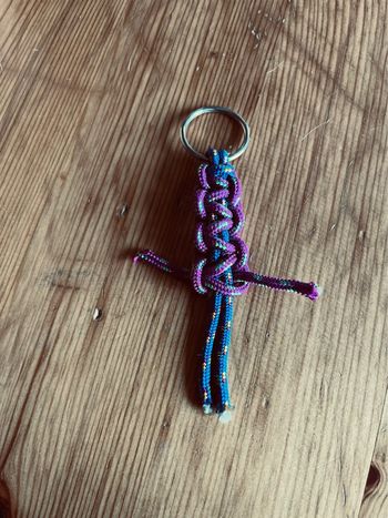 Porte clés noeuds violet bleu