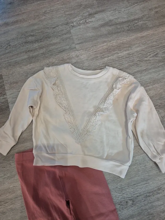 Sweat beige à broderies anglaises et legging rose - photo numéro 2