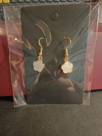Boucles d'oreilles blanches et dorées