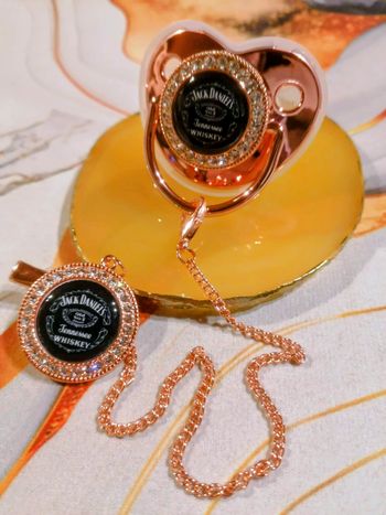 Tétine rose jack Daniel's