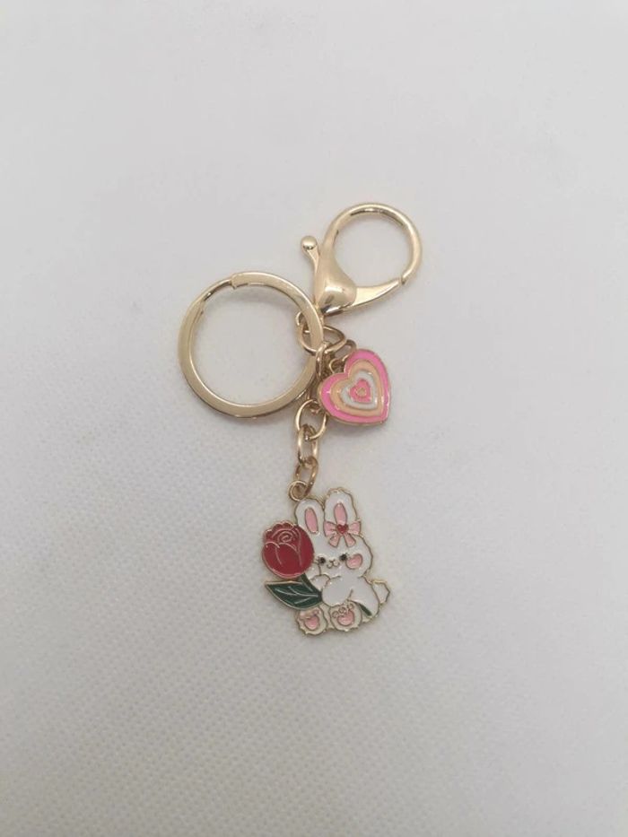 Porte clés lapin avec fleurs et petit cœur rose