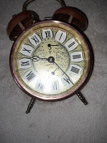 Ancien radio-réveil en cuivre ancien