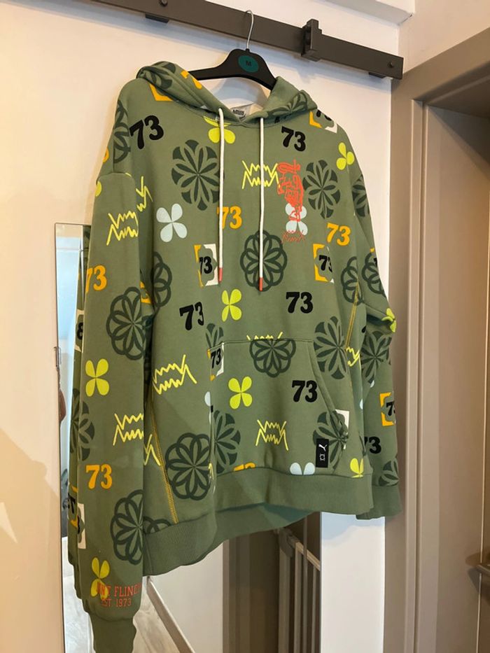 Sweat à capuche vert avec motifs
