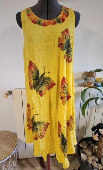 Belle robe légère jaune à motifs papillon