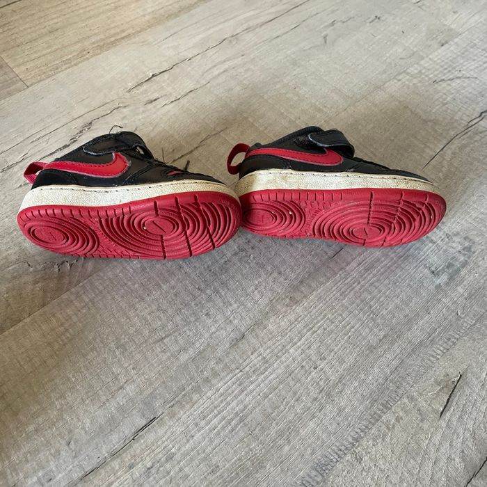 Très jolie paire de Nike garçon taille 21 - photo numéro 4