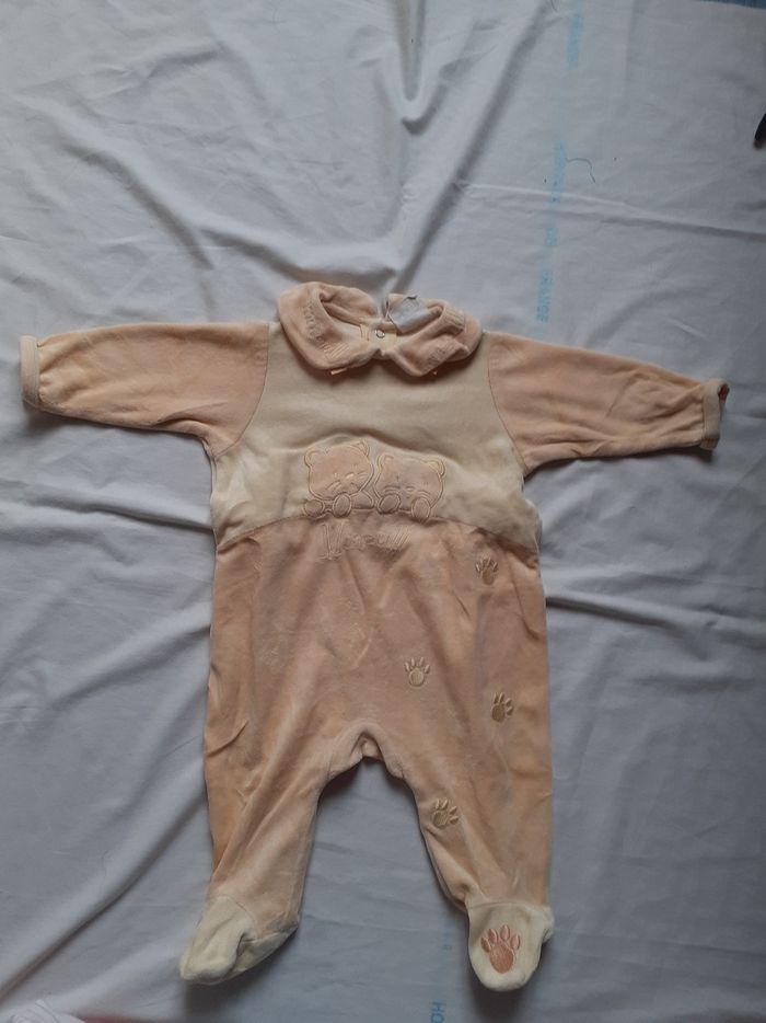 Babygros orange et jaune motif chats et empreintes pattes sur bas de jambe