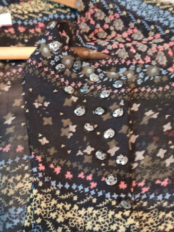 Gilet fleuri très fin avec strass - photo numéro 2