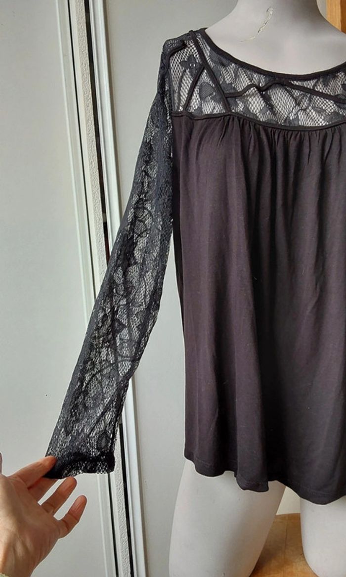 Blouse noire et dentelle T 40 - photo numéro 2