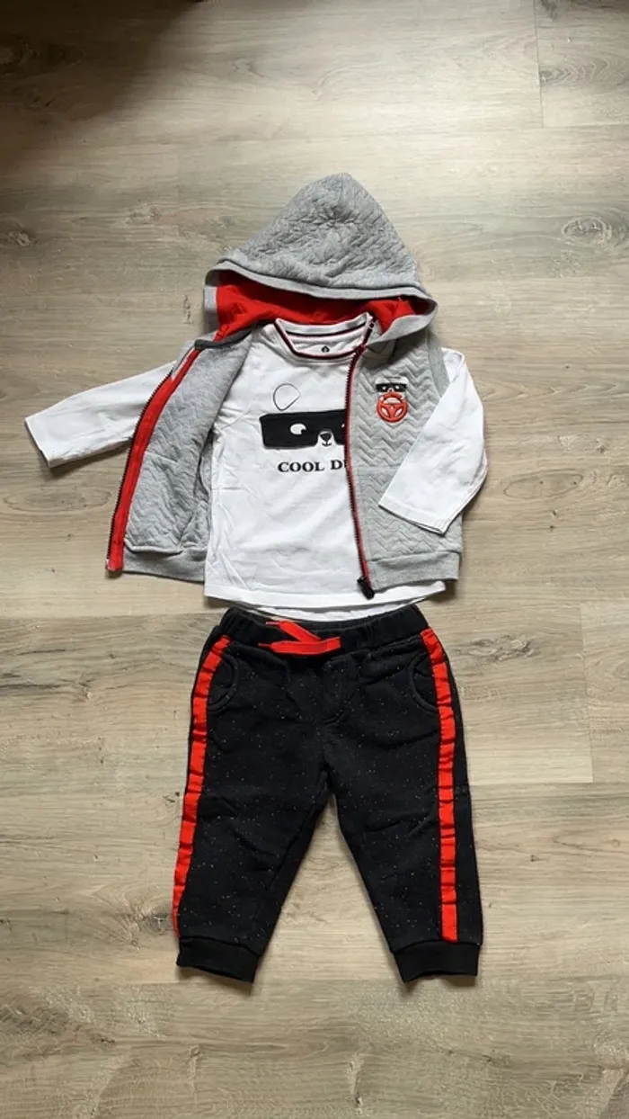 Ensemble t-shirt manches longues, jogging, veste sans manches