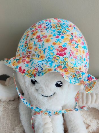 Chapeau protège nuque, bob à couvre-nuque bébé fille motifs petites fleurs