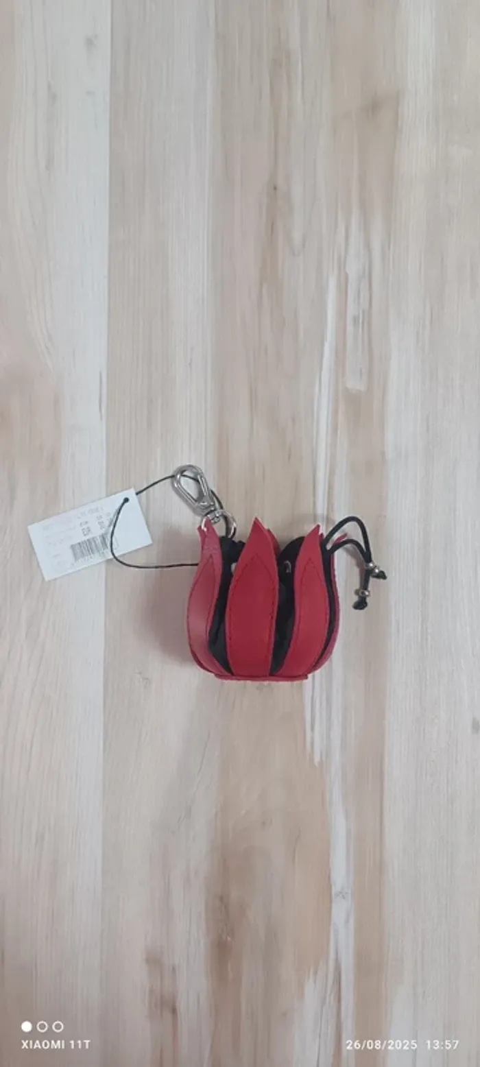 Porte-clés Ma Petite Tulipe

Bylin cui rouge noir neuf - photo numéro 6