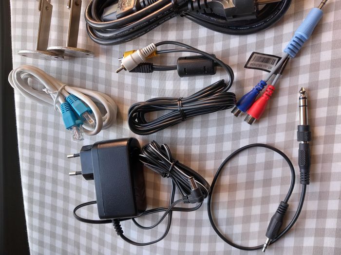 Lot de câbles, chargeurs, fixation - photo numéro 2