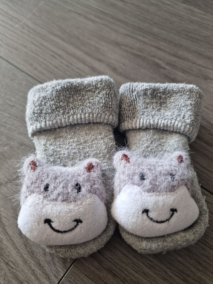 Lot de une paire chaussures bébé et chaussettes antidérapantes - photo numéro 2