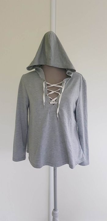 Sweat à capuche décolleté lacets