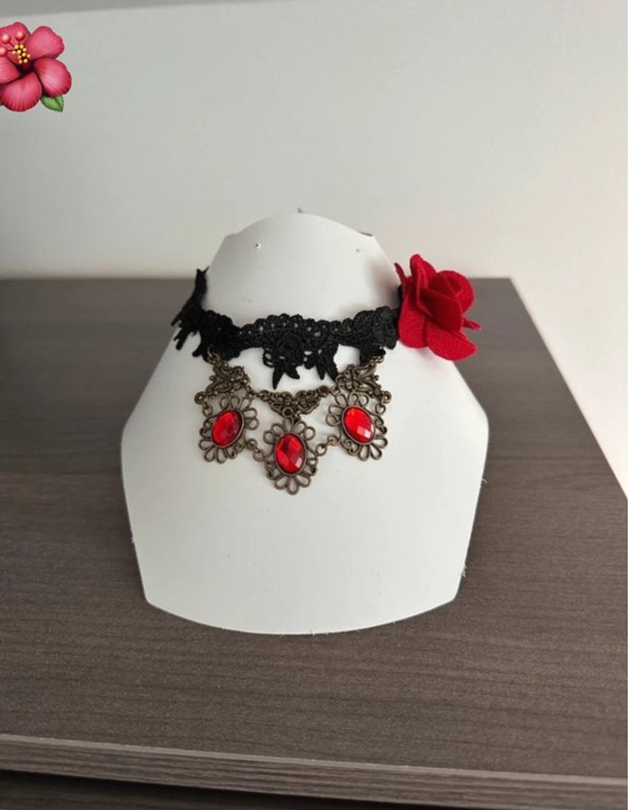 Collier gothique ras du cou noir avec strass rouge et rose rouge