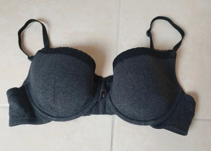 Soutien-gorge gris foncé