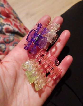 Lot de quatre pinces en plastique colorées vintage y2k