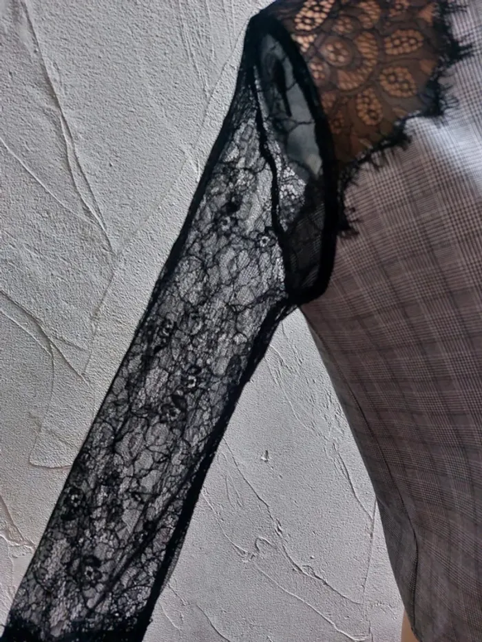 Haut en dentelle et motif à carreaux Taille S - photo numéro 5