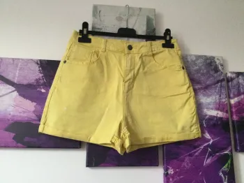 Short jaune mom taille xs ou 14 ans