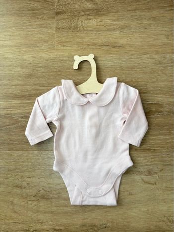 Body rose pâle avec un joli col - 1 mois