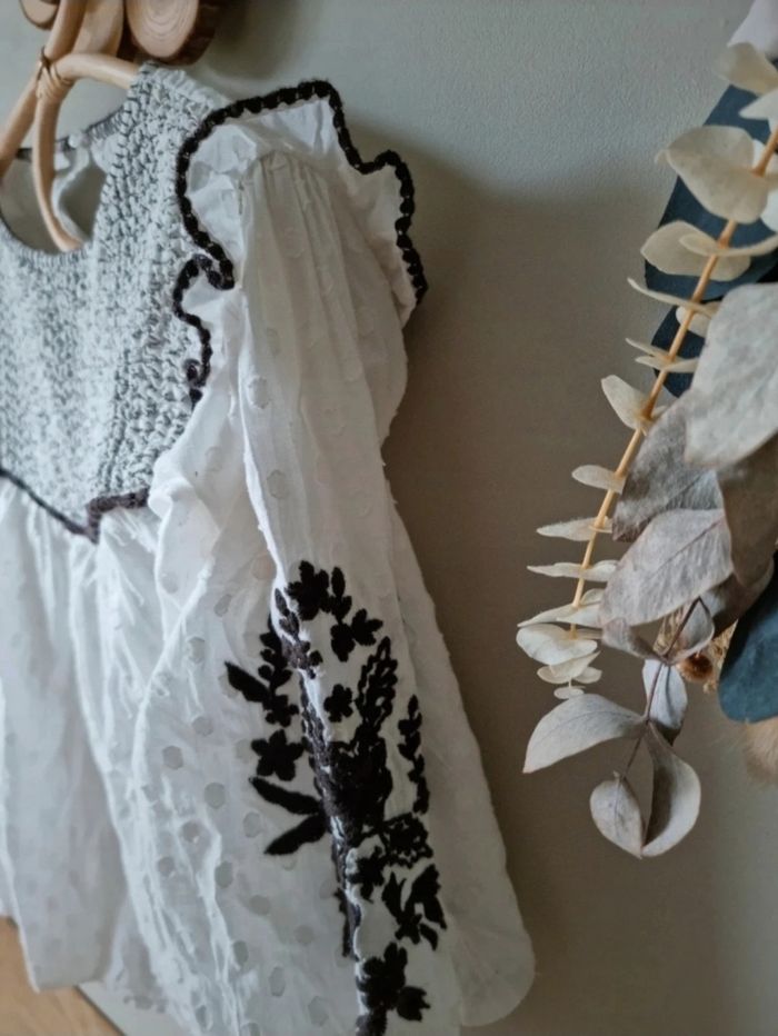 Tee shirt beige et blouse romantique 
Zara
Taille 9 ans - 134 cm
Excellent état - photo numéro 6