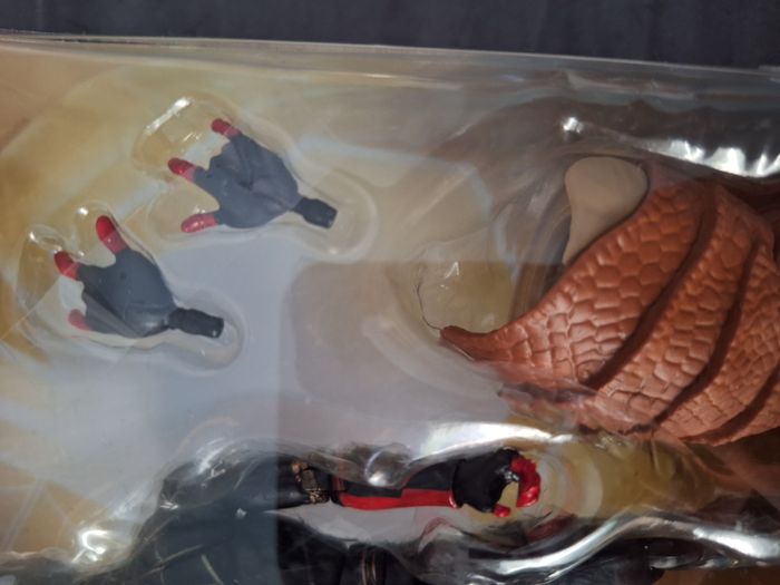 Marvel Legends Séries Spiderman costume noir et or - Spiderman no way home - photo numéro 3