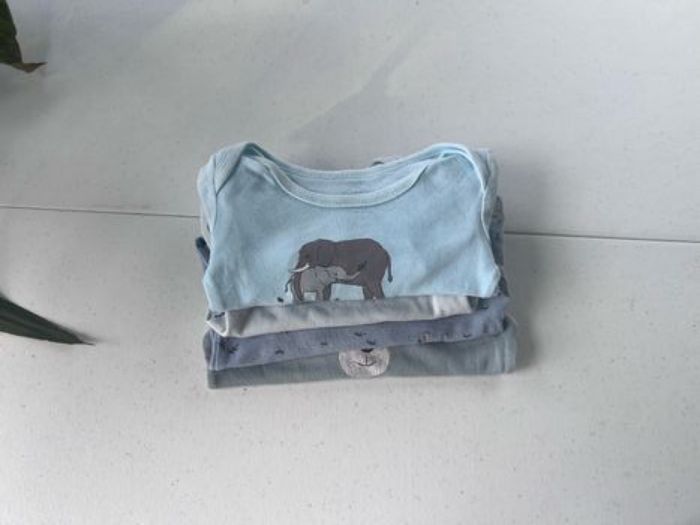 Lot de 4 bodies tex Kiabi taille 12 mois - photo numéro 2