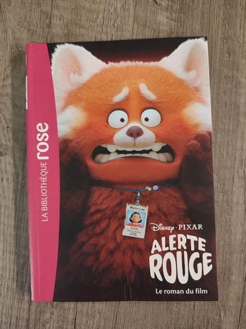 Livre Alerte rouge Disney Pixar la bible rose