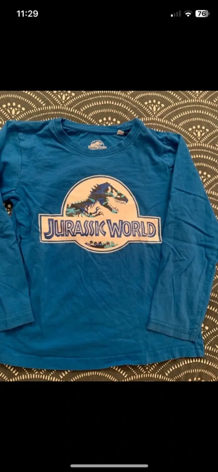 T-shirt manches longues jurassic world taille 8 ans
