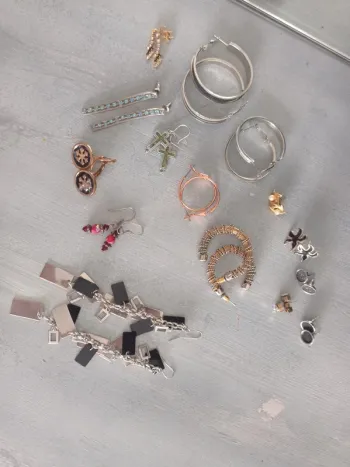 Lot:Boucles/Points d'oreilles, Créole