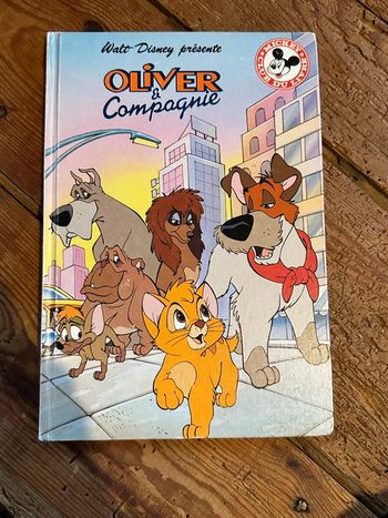 Livre ancien Walt Disney Mickey club du livre Oliver et Compagnie chiens