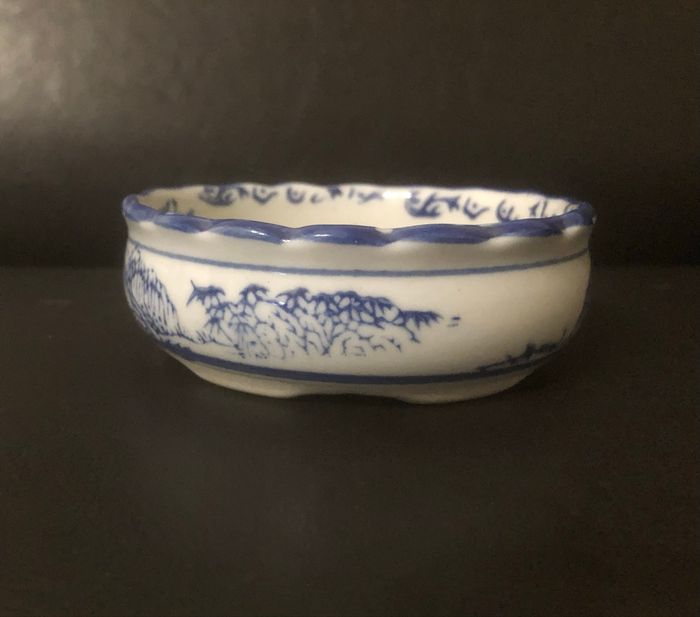 Cendrier asiatique blanc et bleu