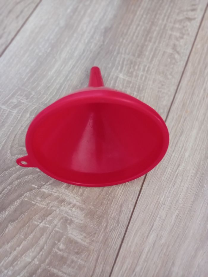 Entonnoir rouge 9 cm de diamètre - photo numéro 2