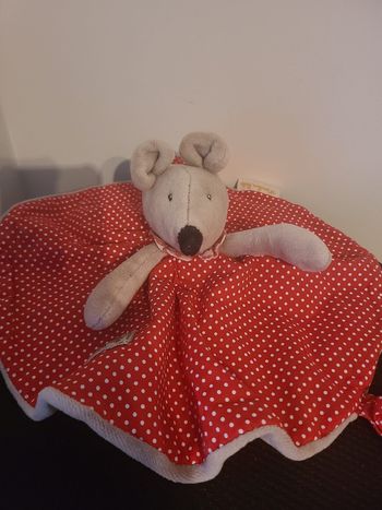 Doudou plat rond Souris La Grande Famille marron taupe rouge à pois Moulin Roty