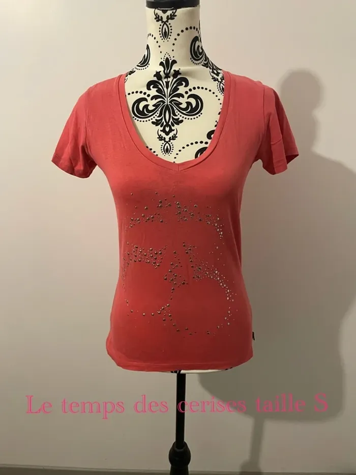 T-shirt Le Temps des Cerises rose corail taille S avec strass, col V