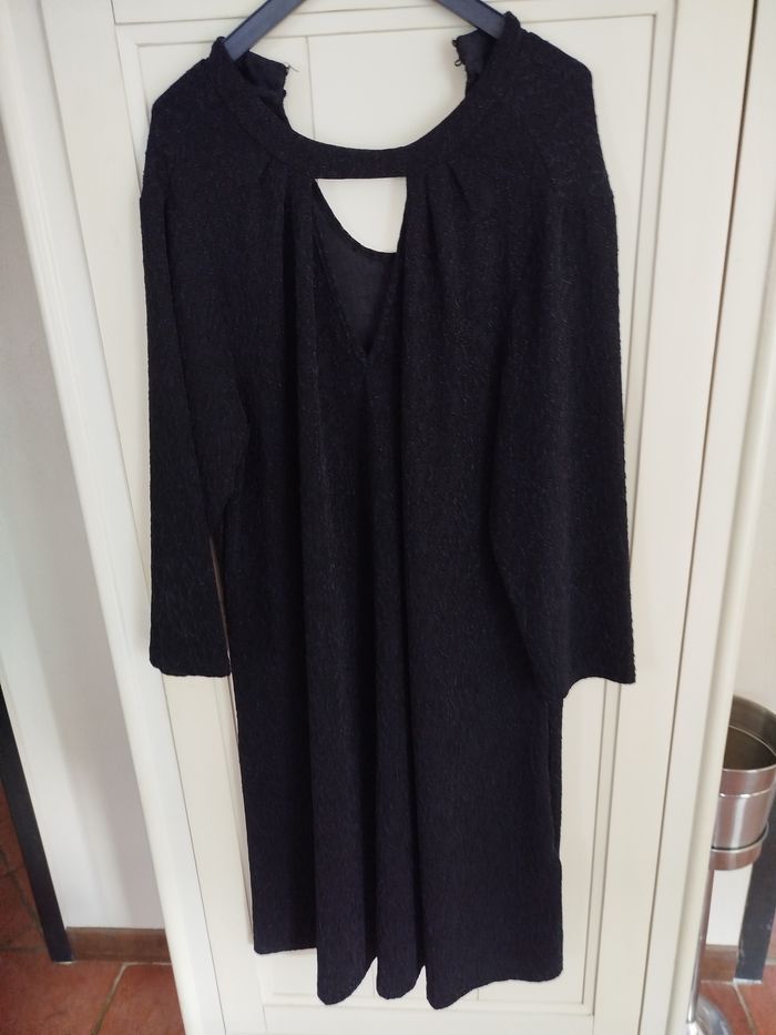 Robe noire avec motif relief