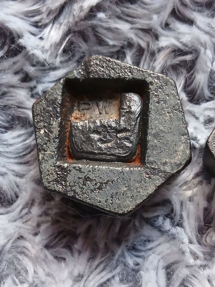 2 Anciens Poids hexagonaux en fonte *1 hectog + 50g - photo numéro 8