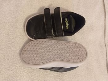 Basket noires à scratch marque Adidas voir photos pointure 20 très bon état Marc Adidas