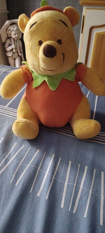 Très jolie petite peluche winni l'ourson
