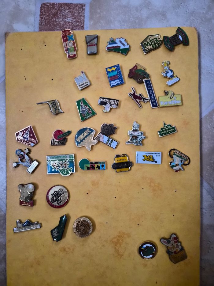 lot de pin's (ils n'ont pas tous le titi d'accroche derrière) - photo numéro 2