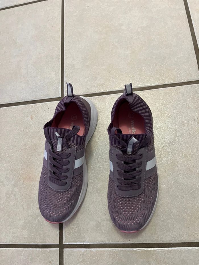Paire de baskets violette - photo numéro 2